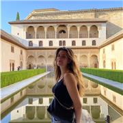 Profesora de inglés imparte clases particulares a niños pequeños